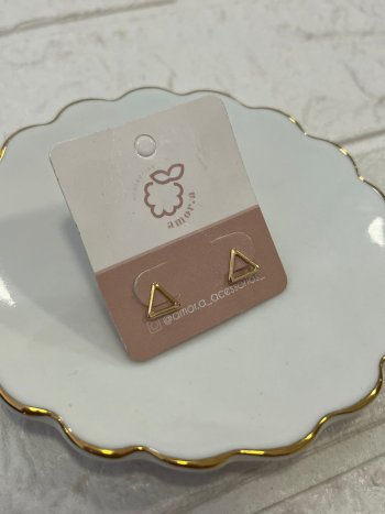 BRINCO TRIANGULO VAZADO SEMIJOIA