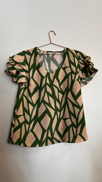 BLUSA BEGE FOLHAS VERDE TAMANHO M